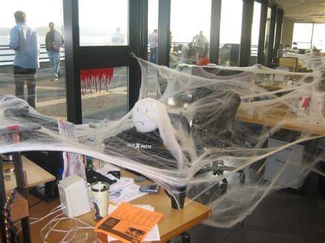 11 ý tưởng trang trí văn phòng rùng rợn chào đón halloween