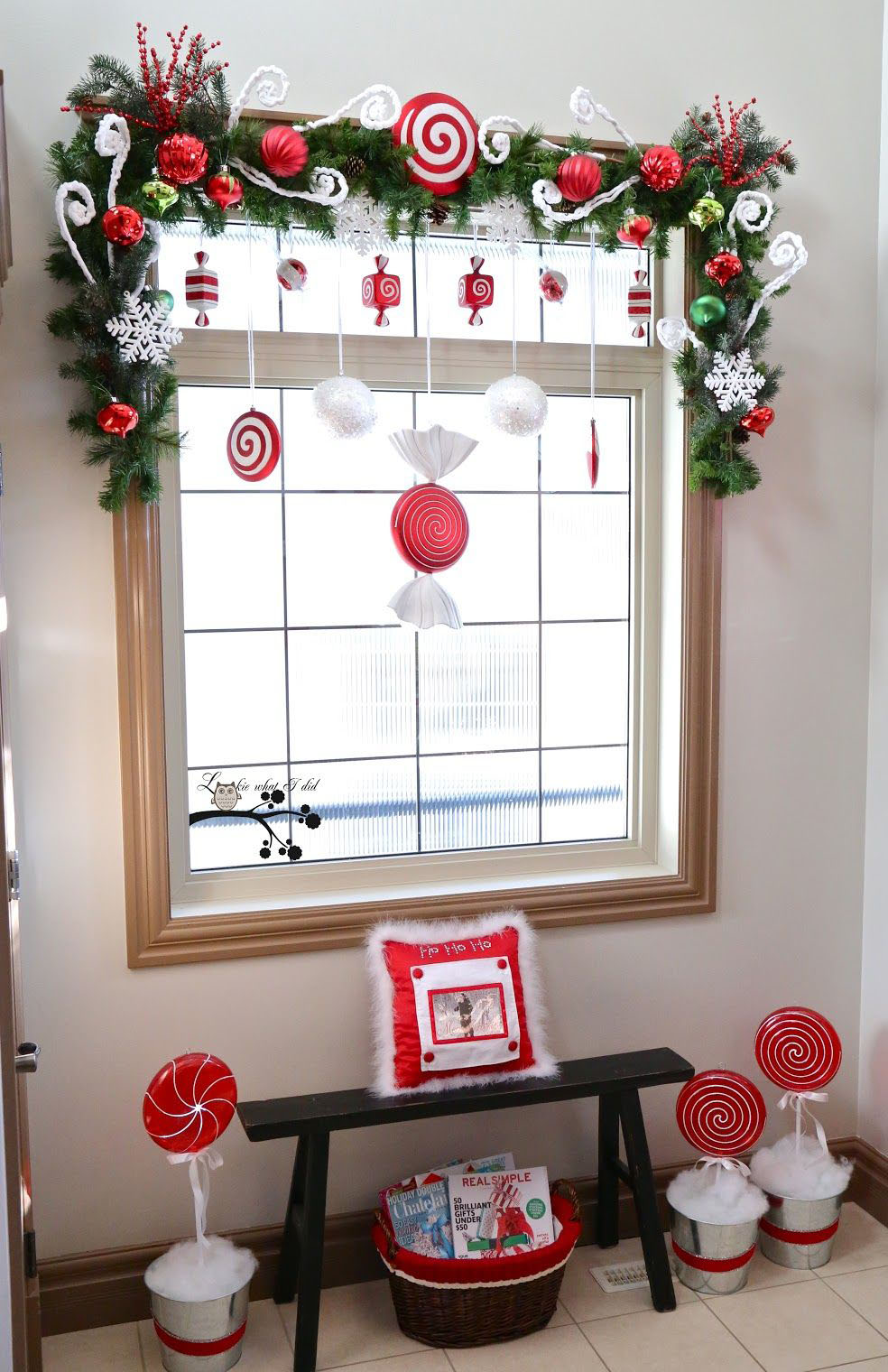 Mùa Giáng Sinh đã đến rồi! Hãy trang trí cho ngôi nhà của bạn thêm phần sinh động với cửa kính được thắp sáng bởi đèn LED màu sắc tuyệt đẹp. Bạn có thể dùng đồ trang trí, hoa giả và những bông tuyết để tạo nên không khí ấm áp nhưng cũng rất trang trí. Hãy tận hưởng mùa Giáng Sinh đầy ắp yêu thương và hạnh phúc.